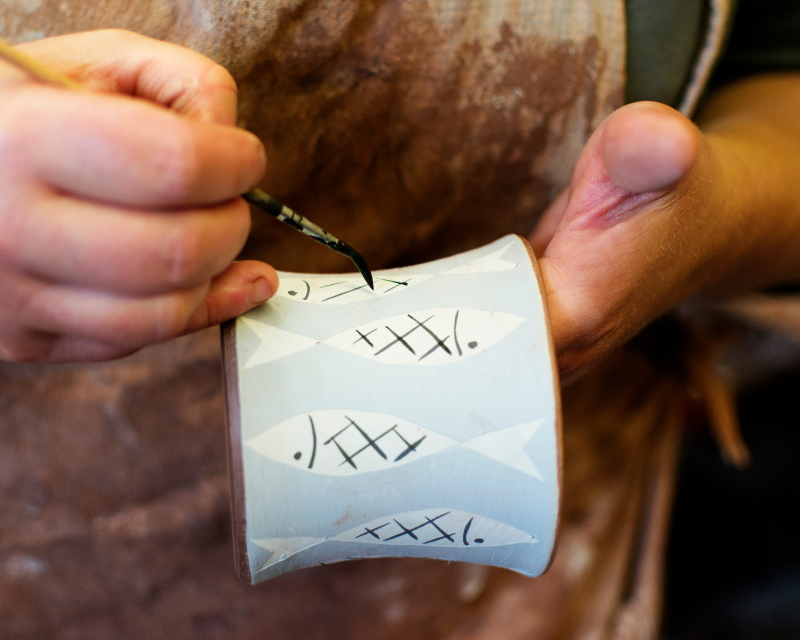 Décoration d'une tasse en céramique chez ARTI